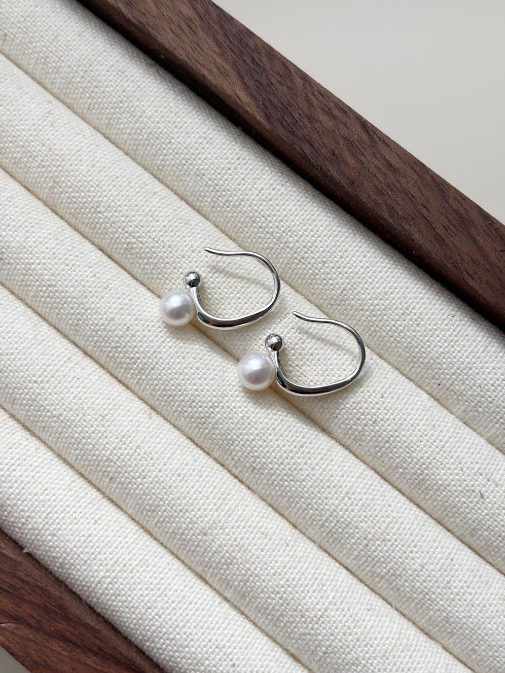 [Valerie] White Pearl Earring