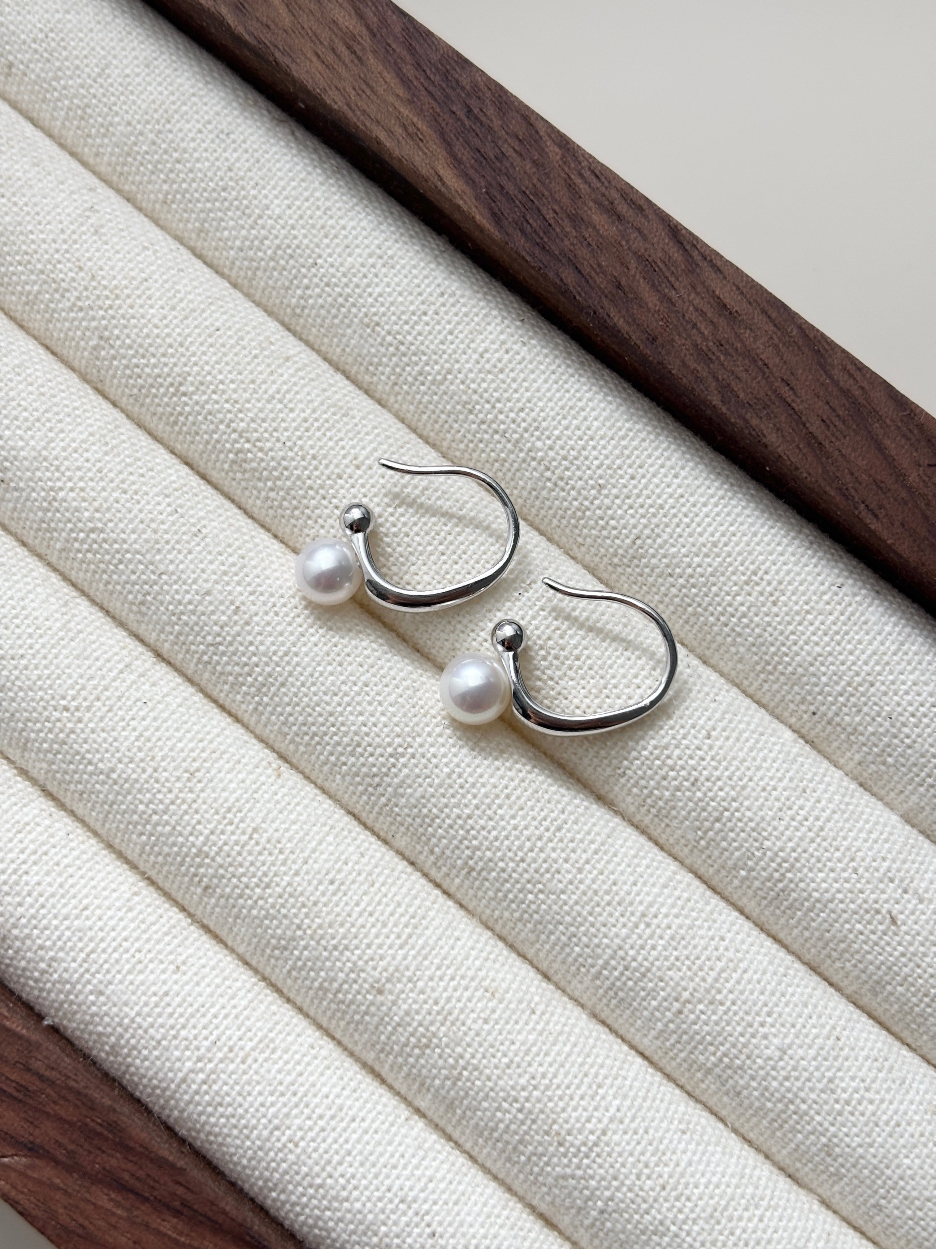 [Valerie] White Pearl Earring