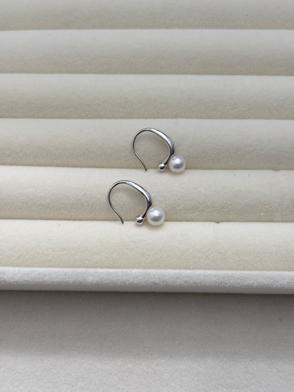 [Valerie] White Pearl Earring