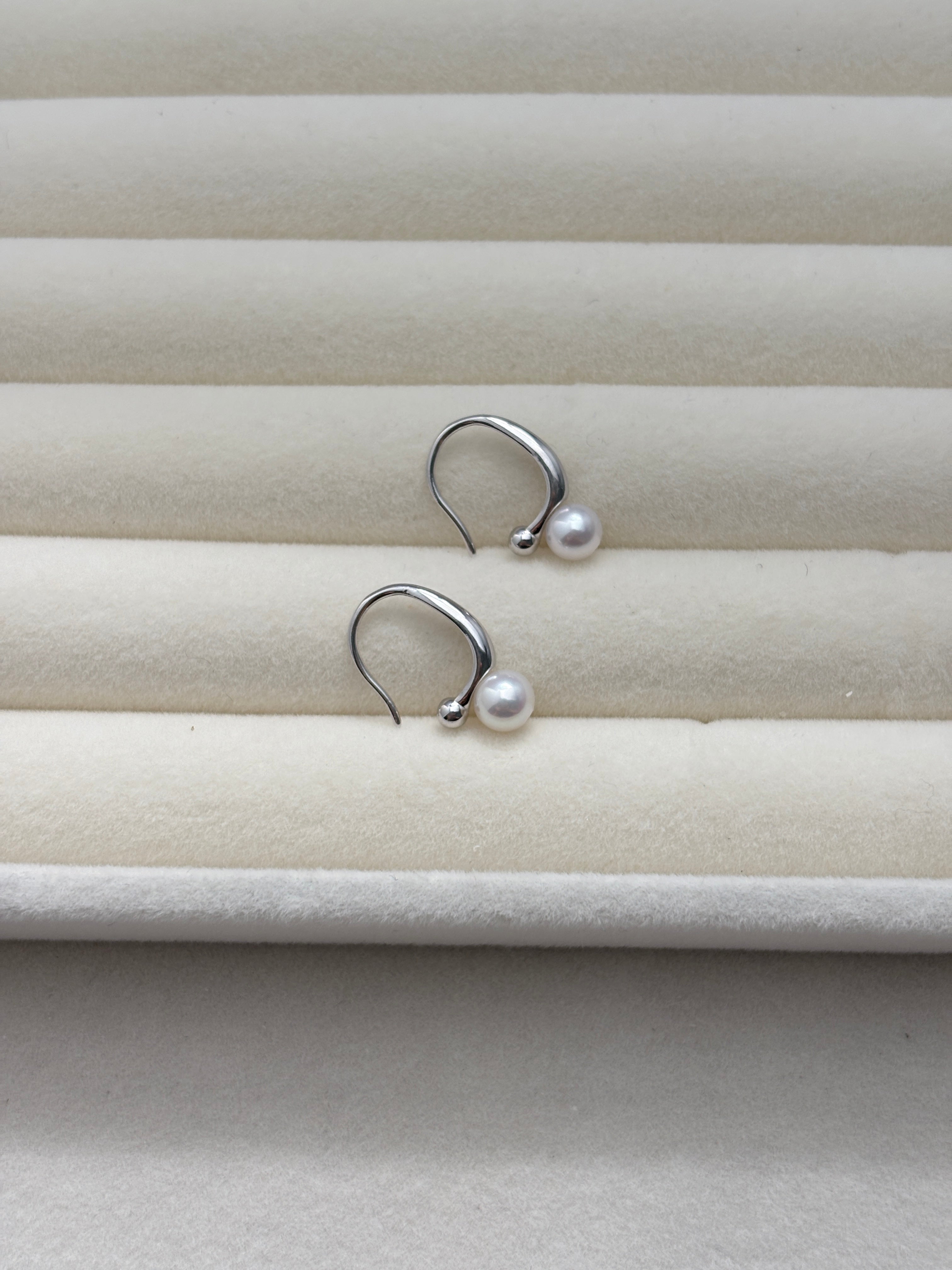 [Valerie] White Pearl Earring