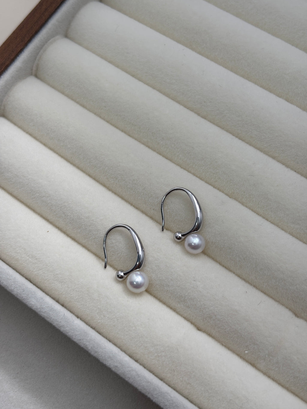 [Valerie] White Pearl Earring