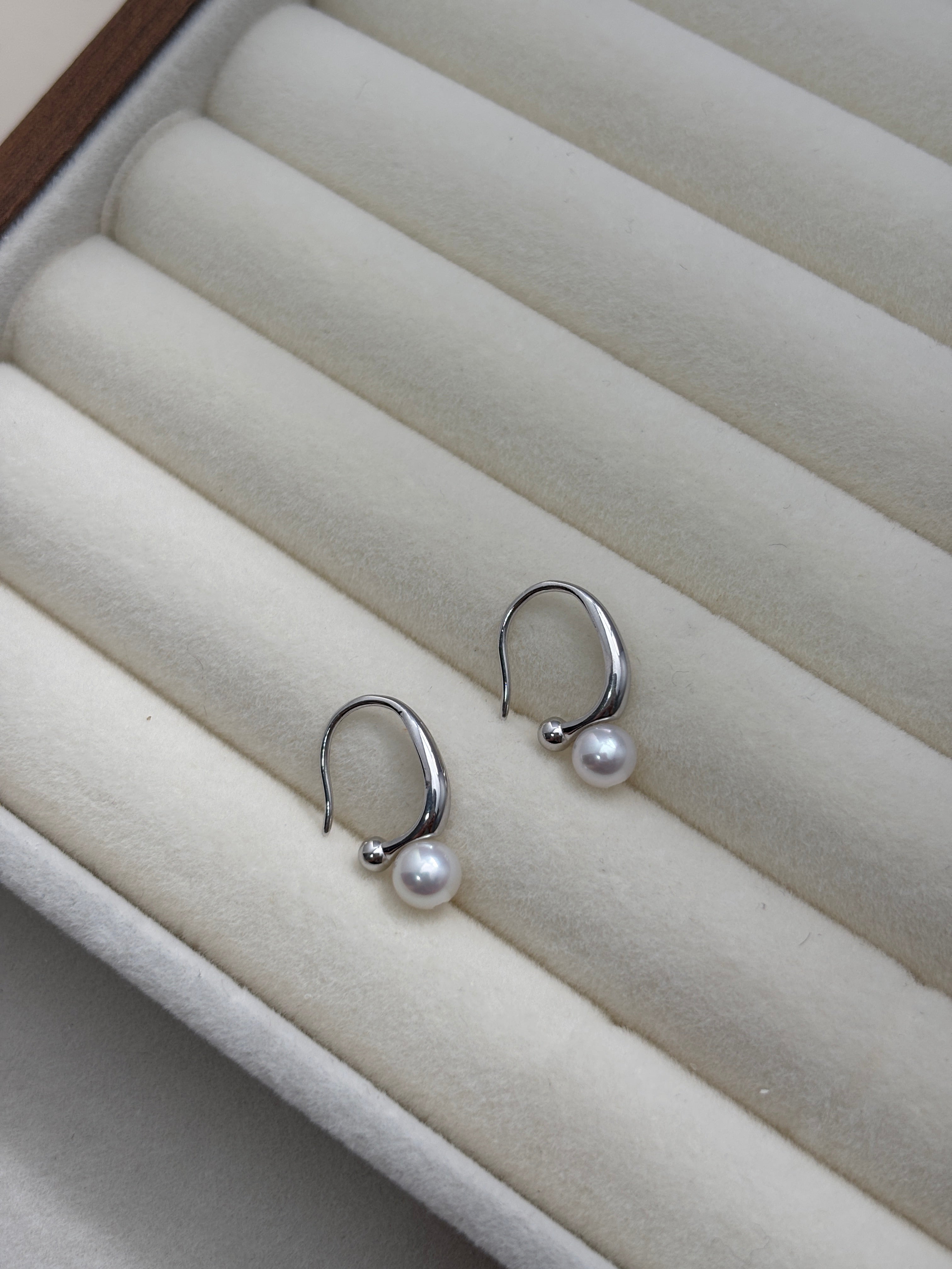 [Valerie] White Pearl Earring